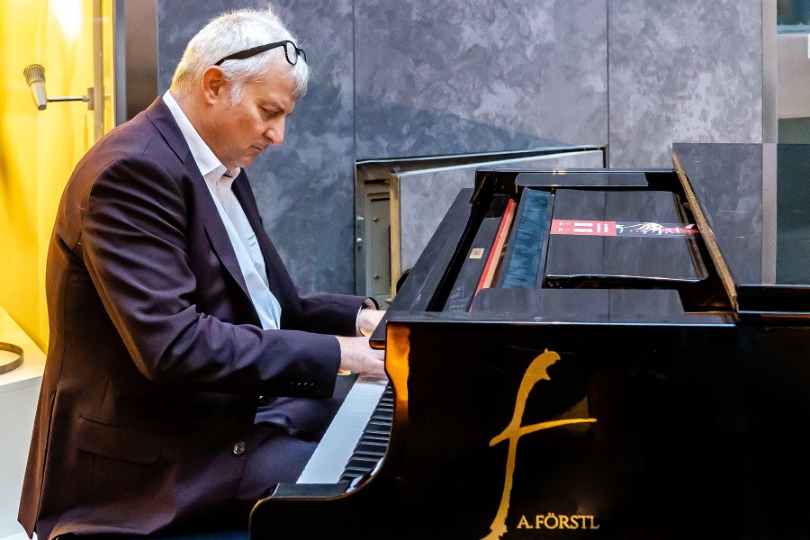 Andrej Vckovski erfreut die Gäste am Piano