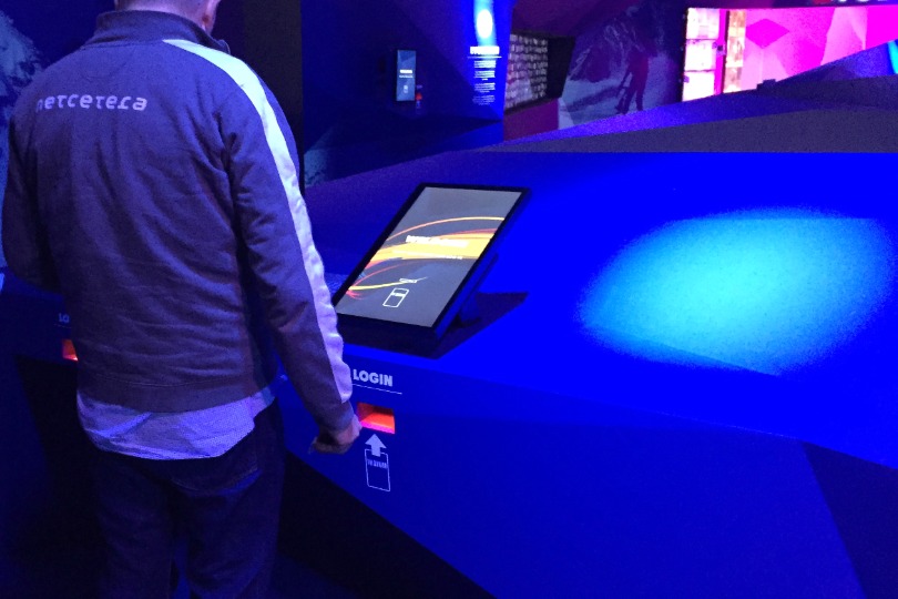 In die App einloggen über den Touchscreen am Eingang