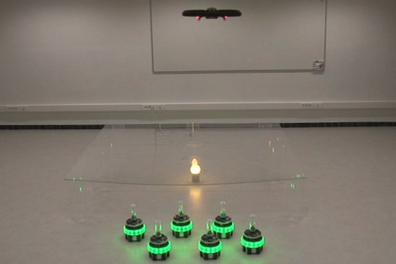 Das Roboterteam in der Fallstudie Nr. 1 bestehend aus einer AR.Drone und sechs Fußbänken.